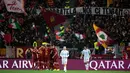 Pemain AS Roma saling berpelukan usai mencetak gol ke gawang Virtus Entella dalam Coppa Italia di Stadion Olimpico, Roma, Italia, Senin (14/1). Roma menang 4-0 dan melaju ke perempat final. (Maurizio Brambatti/ANSA via AP)