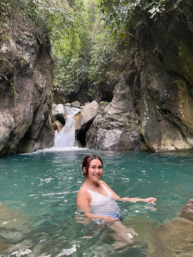 6 Momen Ayu Ting Ting Liburan di Alam, Seru Berendam di Air