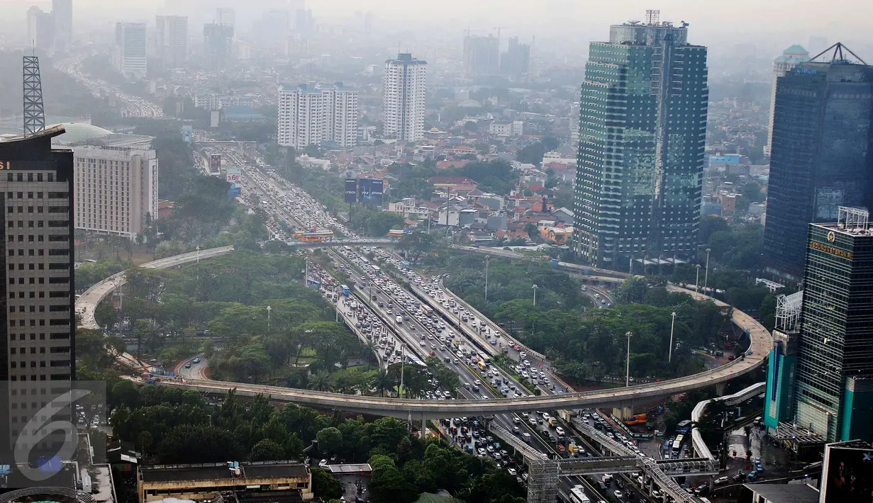 Pemandangan Simpang Susun Semanggi pada sore hari, Jakarta, Rabu (26/4). Diperkirakan jalan layang Simpang Semanggi bisa rampung pada Juli 2017 sehingga bisa beroperasi pada 17 Agustus 2017 (Liputan6.com/Angga Yuniar)