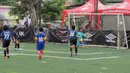Seorang pesepak bola mencetak gol melalui penalti dalam Liga Bola Indonesia yang digulirkan pada Minggu (23/10/2016), di Sabnani Park, Tangerang. (Liga Bola Indonesia)