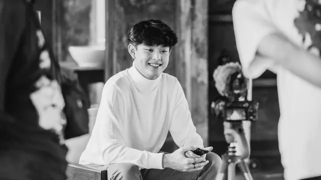 9 Pesona Tampan Gabriel Prince, Penyanyi Asal Surabaya yang Dikira Oppa Korea dalam Balutan Outfit Semi Kasual