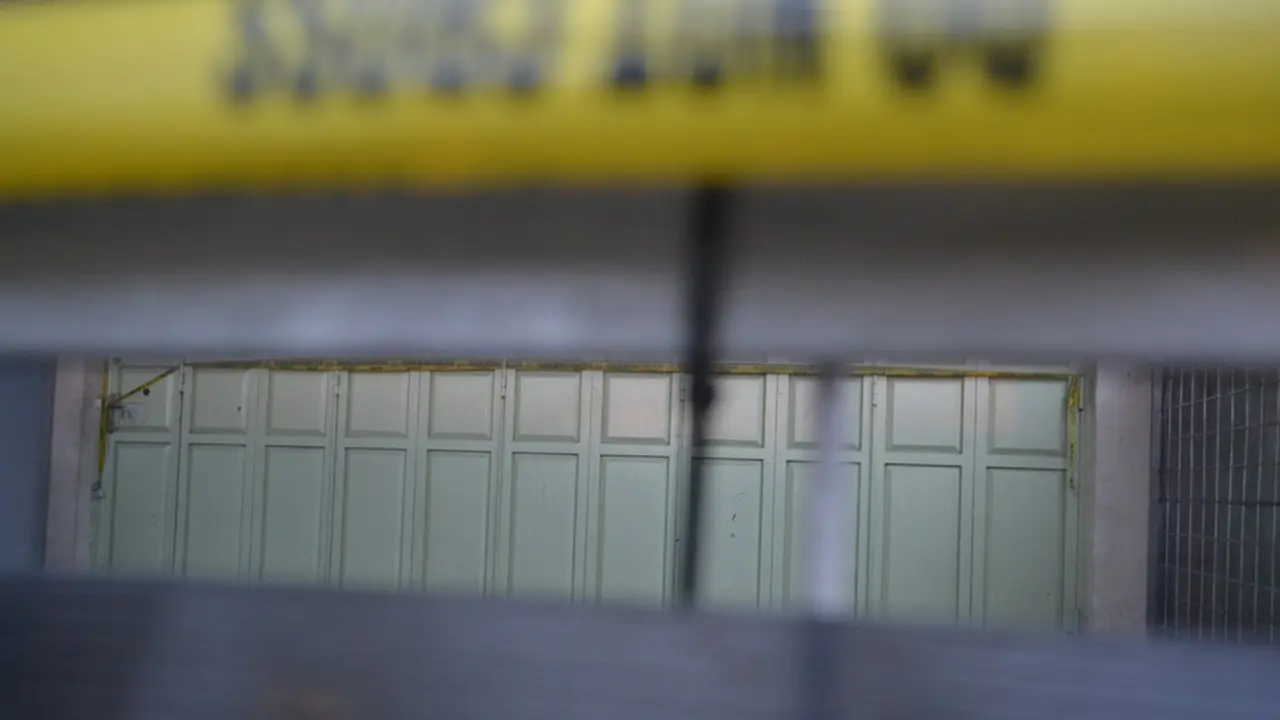Ruko pabrik penghasil PCC di Purwokerto disegel dan dipasangi garis polisi. (Foto: Liputan6.com/Muhamad Ridlo)