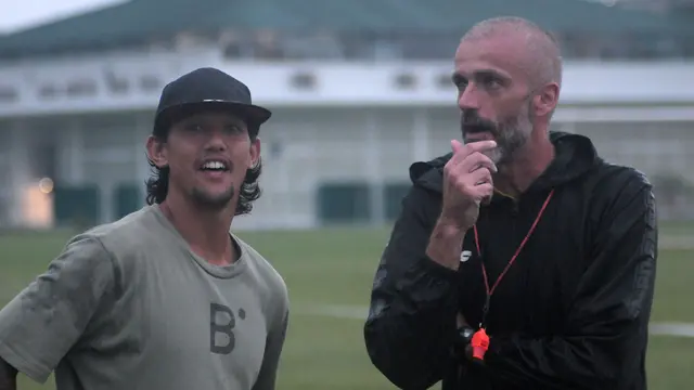 Irfan Bachdim dan Eduardo Perez (PSS Sleman)