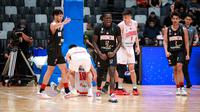 Pemain Indonesia Patriots, Dame Diagne melakukan selebrasi setelah mencetak poin pada laga Indonesia International Basketball Invitational di Indonesia Arena, Senayan, Jakarta, Rabu (02/08/2023). (Bola.com/Bagaskara Lazuardi)