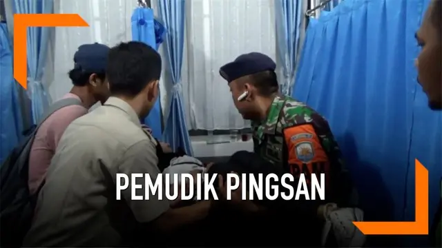 Panjangnya antrean menunggu masuk ke Kapal di pelabuhan Bakauheni membuat pemudik kelelahan dan jatuh pingsan. Peristiwa ini terjadi Senin (11/6) petang dan langsung dirawat di pos kesehatan.