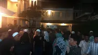 Para pelayat berdatangan ke rumah duka Wali Kota Achmad Alf Arslan Djunaid di Jalan Toba, Kecamatan Pekalongan Timur, Kota Pekalongan, Kamis (7/9/2017) malam. (Liputan6.com/Fajar Eko Nugroho)
