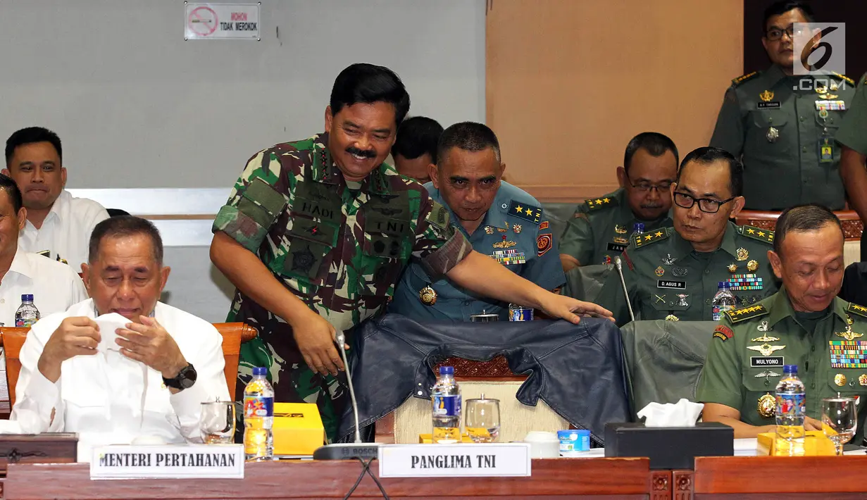 Menhan Ryamizad Ryacudu (kiri) dan Panglima TNI Marsekal Hadi Tjahjanto bersiap raker dengan Komisi I DPR, Jakarta, Rabu (5/9). Rapat juga membahas Isu-isu aktual yang berkembang seperti situasi menjelang Pemilu 2019. (Liputan6.com/Johan Tallo)