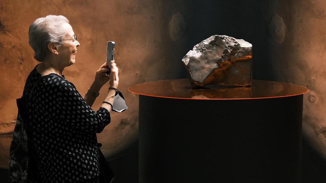FOTO: Penampakan Batu Dari Planet Mart Mars yang Terjual Rp107 Miliar