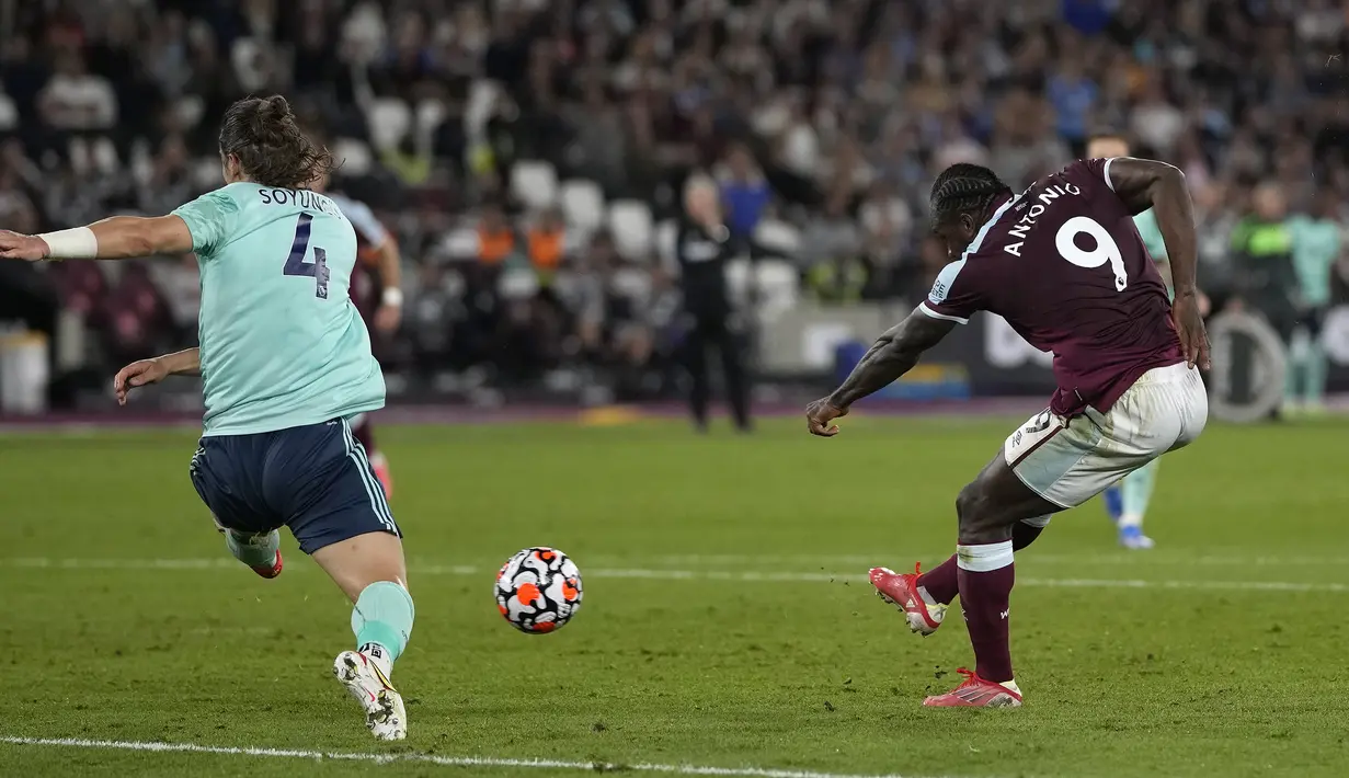 Pemain West Ham United Michail Antonio (kanan) mencetak gol ke gawang Leicester City pada pertandingan Liga Inggris di London Stadium, London, Inggris, Senin (23/8/2021). West Ham United menang 4-1. (AP Photo/Alastair Grant)
