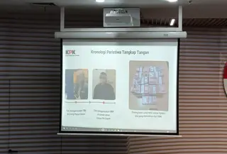 KPK mengungkapkan kronologi Operasi Tangkap Tangan saat momen penyerahan uang dalam kasus pengurusan sengketa lahan PN Depok. Sempat ada aksi kejar-kejaran. (Liputan6.com/Rifqy Alief Abiyya)