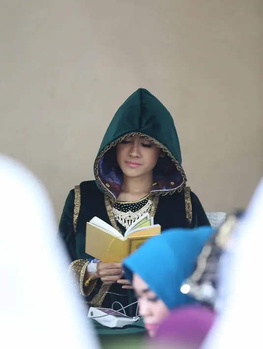 Saat memohon doa kepada ibu-ibu pengajian, Julia Perez kembali tak kuasa menahan air matanya. Selain memohon doa demi kesembuhan penyakitnya, ia juga mohon didoakan saat berangkat umrah mendatang. (Nurwahyunan/Bintang.com)