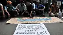 Massa yang tergabung dalam Jaringan Rakyat Miskin Kota (JRMK) dan Serikat Becak Jakarta (Sebaja) saat menggelar aksi di depan Balai Kota, Jakarta, Senin (23/7). (Merdeka.com/Iqbal S. Nugroho)