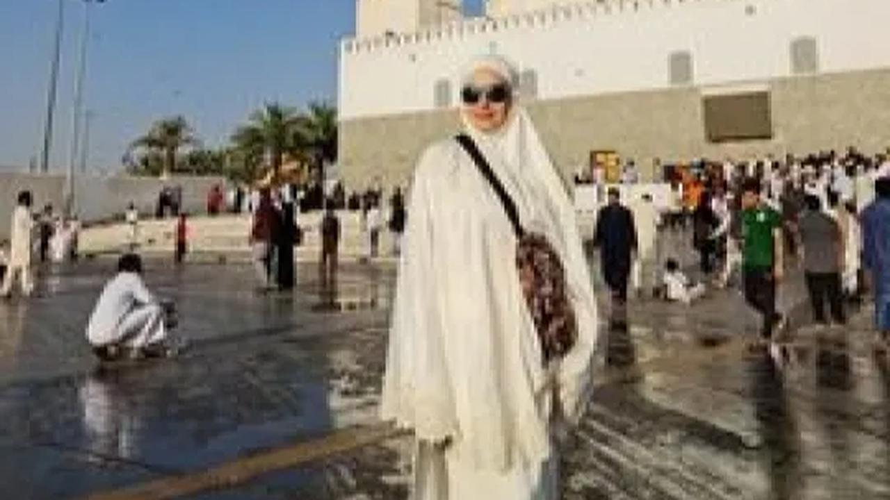 Penampilan Cathrine Wilson yang tampil mengenakan hijab langsung mencuri perhatian netizen. Mereka menuliskan berbagai komentar.<br>