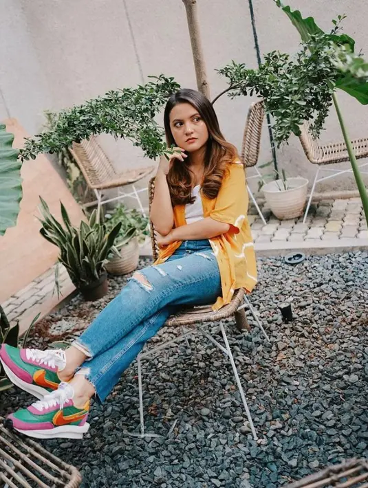Opsi gaya casual kece lainnya kamu bisa tiru gaya Marsha Aruan satu ini. Padukan kemeja warna kuning mustard, tank top warna putih, dan ripped jeans. (Instagram/aruanmarsha).