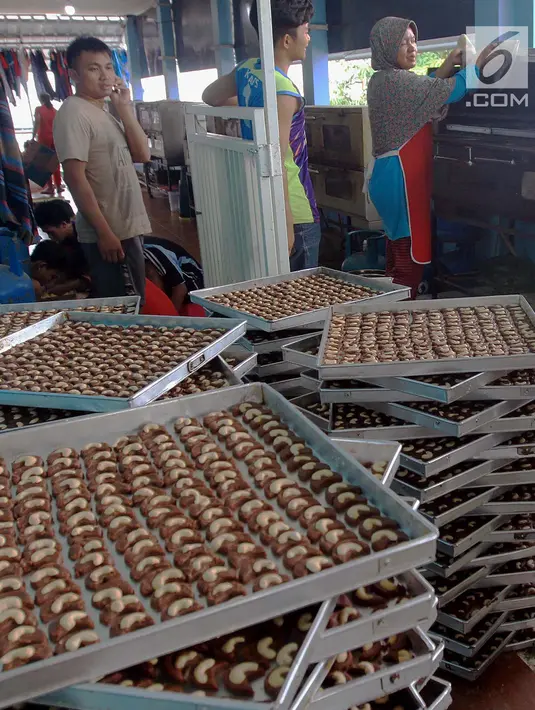 Penampakan kue kering di industri rumahan yang berada di kawasan Sidamukti, Depok, Jawa Barat, Senin (4/6). Jika di hari biasa permintaan kue kering sebanyak 120 toples kini menjadi 1.200 toples per hari. (Merdeka.com/Arie Basuki)