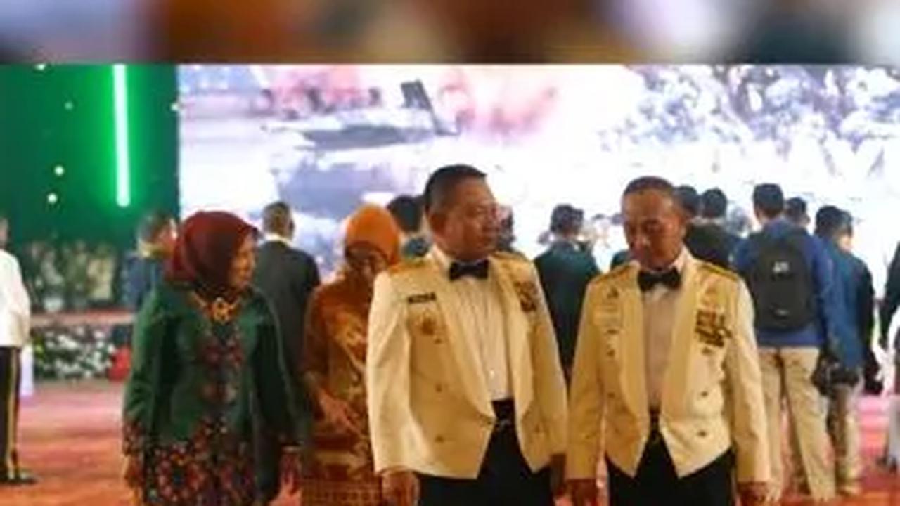 Kehadirannya di acara Komsos Eksekutif dan Gala Dinner itu pun sontak mencuri perhatian. Terlebih tidak sedikit dari masyarakat yang merindukan sosoknya di hadapan publik.<br>