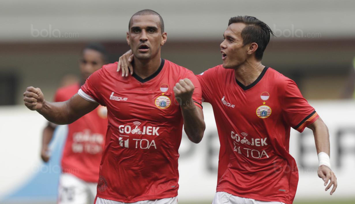 Striker Persija, Bruno Lopes, bersama Rezaldi Hehanusa melakukan selebrasi usai mencetak gol ke gawang Persegres pada laga Liga 1 Indonesia di Stadion Patriot, Bekasi, Sabtu (14/10/2017). Persija menang 5-0 atas Persegres. (Bola.com/M Iqbal Ichsan)