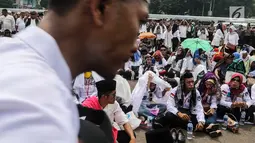 Sejumlah Guru honorer Kategori 2 ( HK2 ) berkumpul di depan gedung MPR/DPR, Jakarta, Senin (23/7). Forum Honorer K2 tersebut berdatangan dari seluruh pelosok Indonesia untuk menyuarakan aspirasinya. (Liputan6.com/JohanTallo)