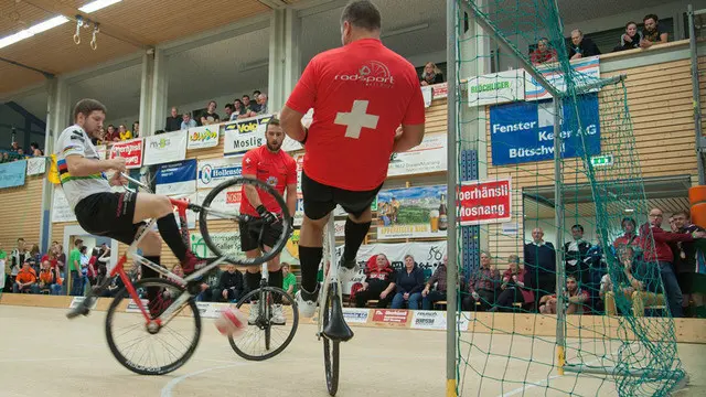Cyclo ball jenis permainan sepak bola unik yang dimainkan secara unik dengan sepeda. UCI sebagai federasi olah raga sepeda mengadakan kejuaraan dunia cyclo ball pada tahun 2015 lalu di Swiss.