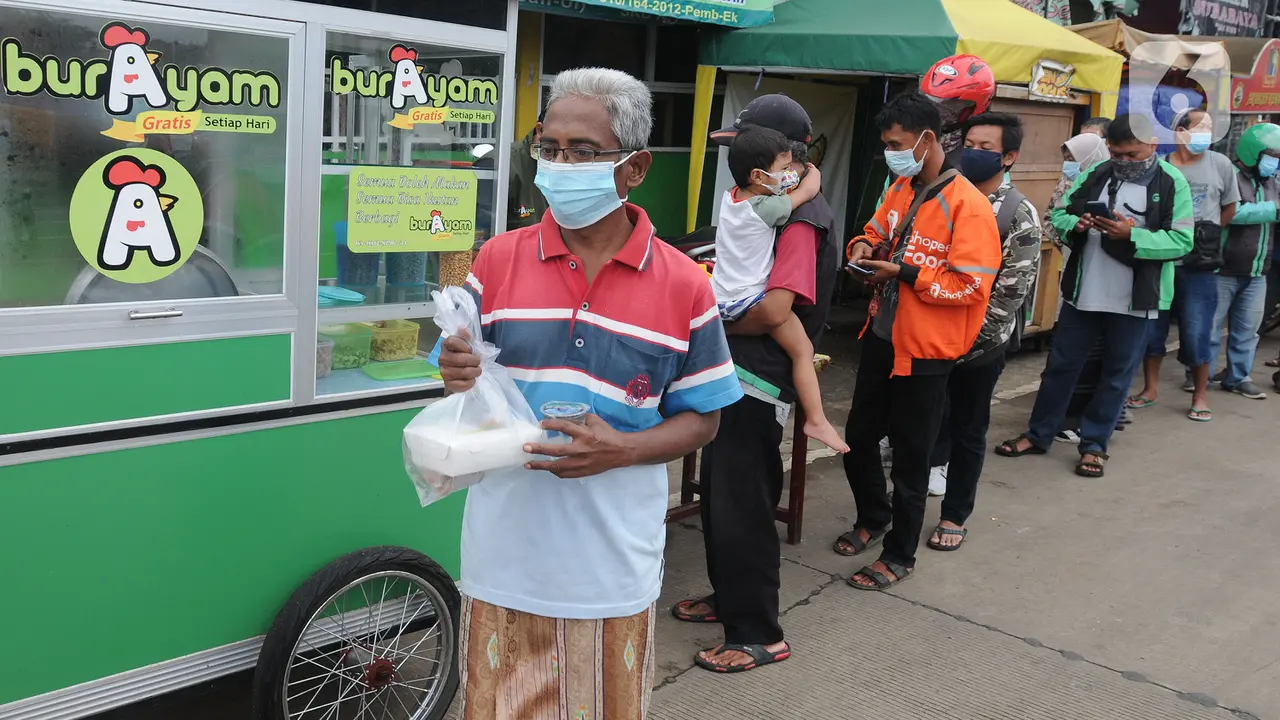 Lima Bulan Konsisten Bagikan Bubur Gratis Setiap Hari