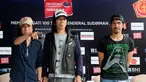 Personil Slank, Abdee Negara (kiri) bersama Bimbim dan Ridho Slank berpose usai jumpa pers final Piala Jenderal Sudirman di Jakarta, Rabu (20/1/2016). Slank akan tampil pada final Piala Jenderal Sudirman, Minggu (24/1). (Liputan6.com/Helmi Fithriansyah)