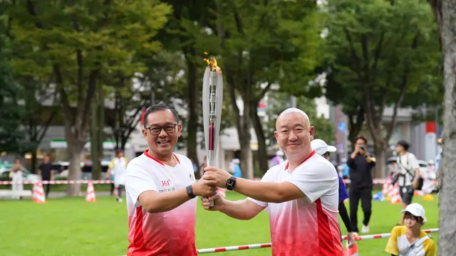 CdM Todotua Pasaribu Membawa Obor Asian Games Aichi-Nagoya 2026