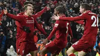 Para pemain Liverpool merayakan gol yang dicetak Xherdan Shaqiri ke gawang Manchester United pada laga Premier League di Stadion Anfield, Liverpool, Minggu (16/12). Liverpool menang 3-1 atas MU. (AFP/Paul Ellis)
