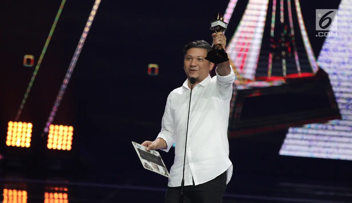 Aktor Gading Marten mengangkat piala dalam acara IBOMA 2018 di STUDIO 6 EMTEK CITY, Jakarta, Jumat (23/3). Gading meraih penghargaan kategori pemeran pendukung pria terbaik. (Liputan6.com/Herman Zakharia)