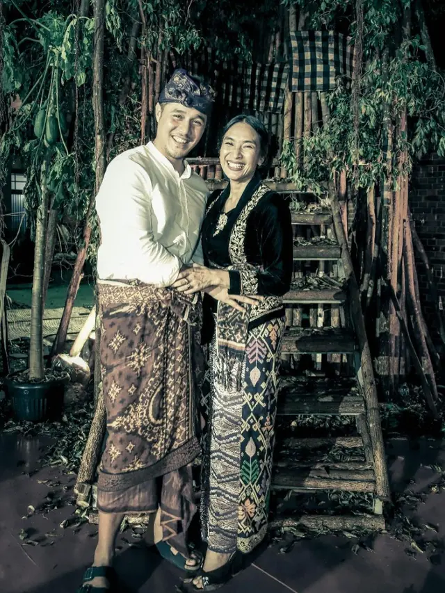 13 Tahun Menikah, Happy Salma dan Tjok Gus Selalu Tampil Serasi dengan Busana Etnik