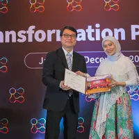 Lovita Kinta CMO eDental menerima sertifikat kelulusan Satnford Seeds.