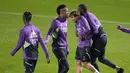 Antonio Rudiger dari Real Madrid memeluk rekan setimnya Luka Modric, saat sesi latihan, di stadion Al Nassr, di Riyadh, Arab Saudi, Selasa (10/1/2023). Real Madrid akan menghadapi Valencia di King Fahd International Stadium pada semifinal Piala Super Spanyol, Kamis, 12 Januari 2023, dini hari WIB. (AP Photo/Hussein Malla)