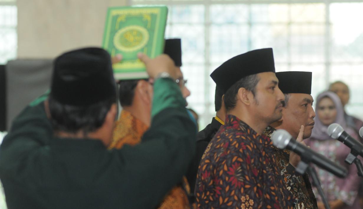 Rohaniawan mengambil sumpah saat pelantikan pejabat baru di Gedung KPK, Jakarta, Kamis (20/9). Salah satunya adalah pejabat Direktur Penyidikan KPK, Kombes Panca Putra Simanjutak yang menggantikan Brigjen Aris Budiman. (Merdeka.com/Dwi Narwoko)