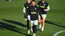 Para pemain Atletico Madrid melakukan pemanasan saat mengikuti latihan tim di Majadahonda, pinggiran Madrid, Spanyol, Senin (26/10/2020). Atletico Madrid akan bertanding melawan Salzburg pada grup A Liga Champions. (AFP/Gabriel Bouys)