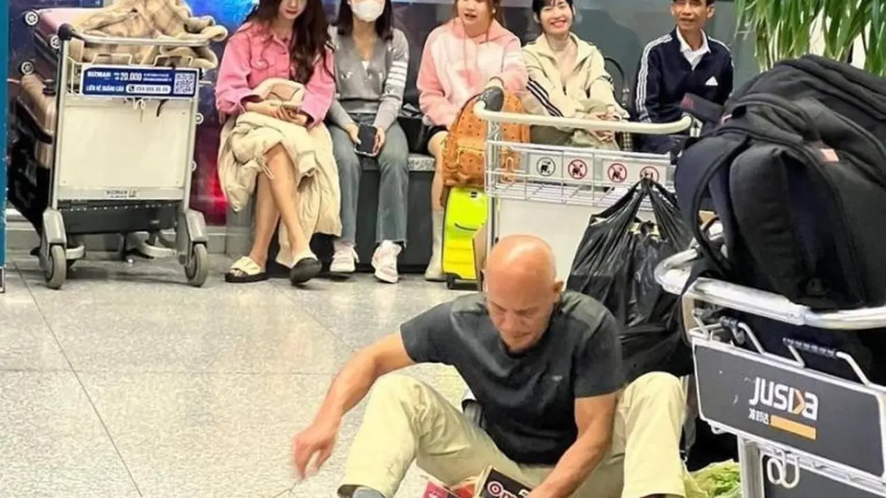 Menunggu Pesawat Delay, Pria di Bandara Vietnam Cuek Bersihkan Kangkung di Lantai