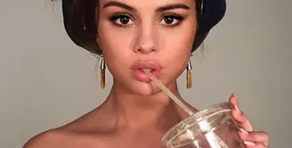 Selena  Marie Gomez,  lahir di Grand Prairie, Amerika Serikat 22 Juli 1992.  Selena mengawali jenjang kariernya lewat serial anak-anak yang bertajuk ‘Barney And Friends’, The Wizard Of  Waverly Place’ .  (via instagram@selenagomez/Bintang.com)