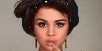 Selena  Marie Gomez,  lahir di Grand Prairie, Amerika Serikat 22 Juli 1992.  Selena mengawali jenjang kariernya lewat serial anak-anak yang bertajuk ‘Barney And Friends’, The Wizard Of  Waverly Place’ .  (via instagram@selenagomez/Bintang.com)