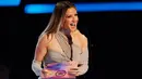 <p>Penyanyi sekaligus penulis lagu asal Inggris, Ellie Goulding tiba pada acara American Music Awards 2022 di Microsoft Theater, Los Angeles, California, Amerika Serikat, 20 November 2022. Menambahkan sentuhan unik pada tampilan smokey-nya, Ellie menambahkan titik perak pada bagian bawah setiap matanya untuk menambahkan lebih banyak kilau. (Kevin Winter/Getty Images/AFP)</p>