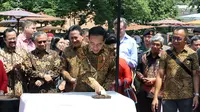 Presiden Jokowi ikut membatik cap untuk merayakan Hari Batik Nasional 2019 yang dipusatkan di Pura Mangkunegaran, Solo, Rabu (2/10).(Liputan6.com/Fajar Abrori)