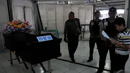Jenazah Grayson Herbert Linaksita, penumpang AirAsia QZ8501 disemayamkan di rumah duka Adi Jasa, Surabaya, Jumat (2/1/2015).(Liputan6.com/Johan Tallo)