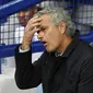 TANGGUNG JAWAB - Jose Mourinho bertanggung jawab penuh atas kekalahan Chelsea melawan Everton. (Reuters / Ed Sykes)