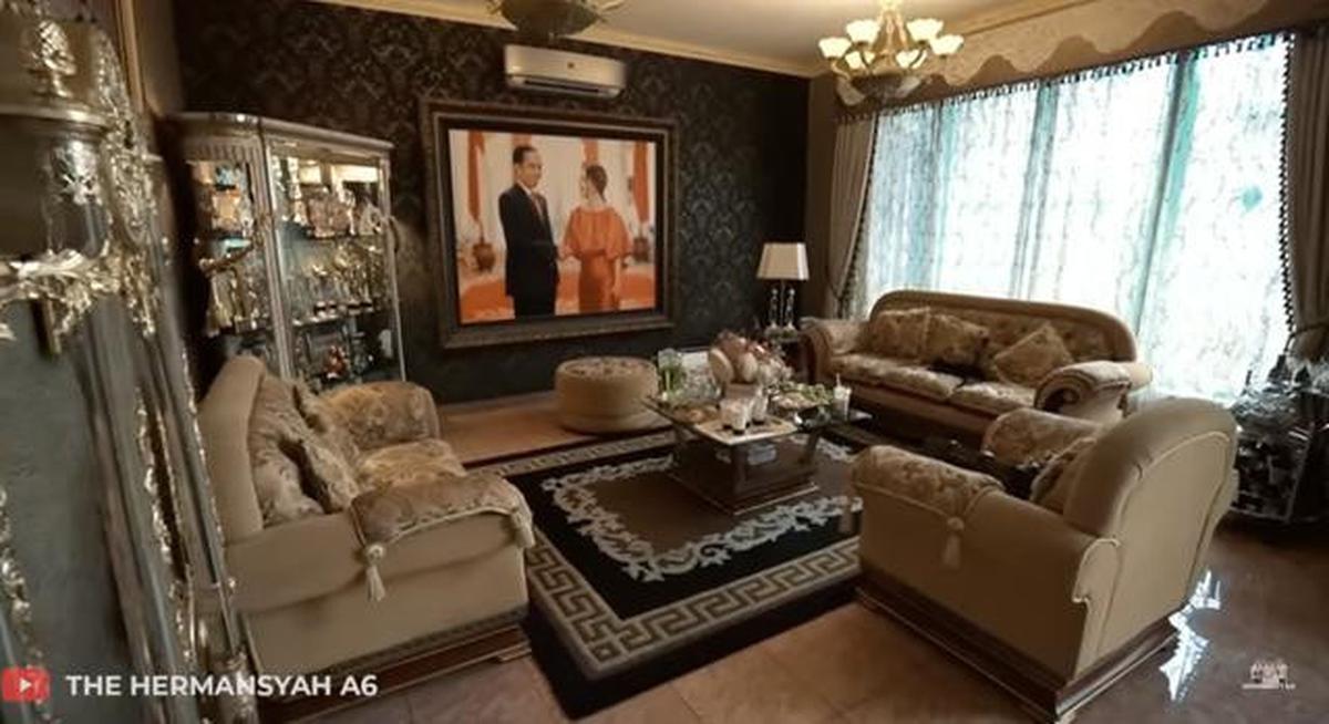 7 Potret Ruang Tamu Rumah Inul Daratista yang Bernuansa Klasik Modern