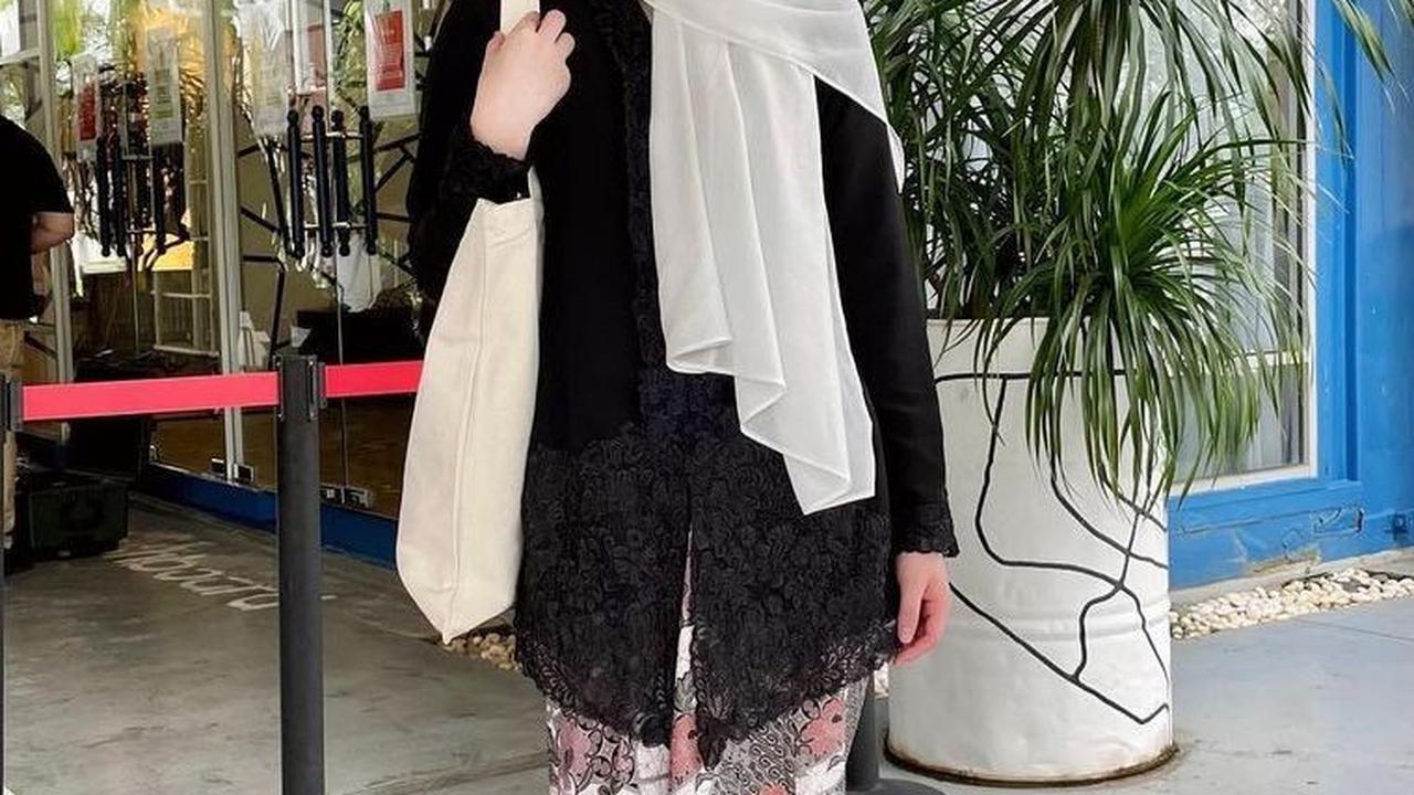 6. Kombinasi Kebaya Hitam dan Rok Batik<br>