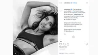 Model Elyanna Banes Sanchez pamer bulu ketiak saat tampil di iklan Calvin Klein. (Screenshot Instagram @calvinklein/https://www.instagram.com/p/B2XfT7MDrbJ/Putu Elmira)