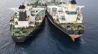 Bakamla RI sita kapal super tanker MT Arman 114 berbendera Iran (kiri) dan MT. S Tinos berbendera Kamerun (kanan) di perairan Indonesia (Bakamla RI / Indonesia Coast Guard)
