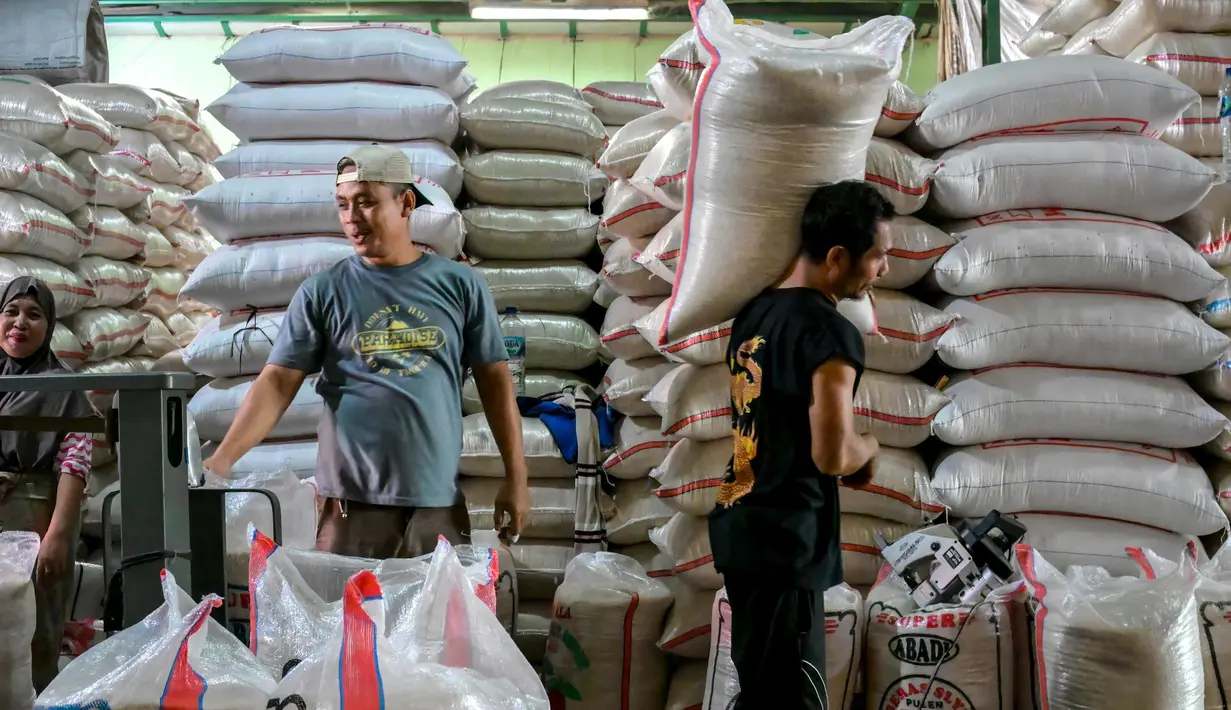 Arief Prasetya Hadi mengatakan pihaknya akan mulai menyalurkan bantuan beras Stabilitas Pasokan dan Harga Pangan (SPHP) pada bulan ini. (BAY ISMOYO/AFP)