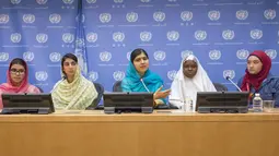 Peraih Nobel Perdamaian, Malala Yousafzai (tengah) bersama aktivis Kainat Riaz, Shazia Ramzan, Amina Yusuf dan Salam Masri memberikan keterangan pers setelah berpidato di Majelis Umum PBB, New York, Jumat (25/9). (REUTERS/Darren Ornitz)