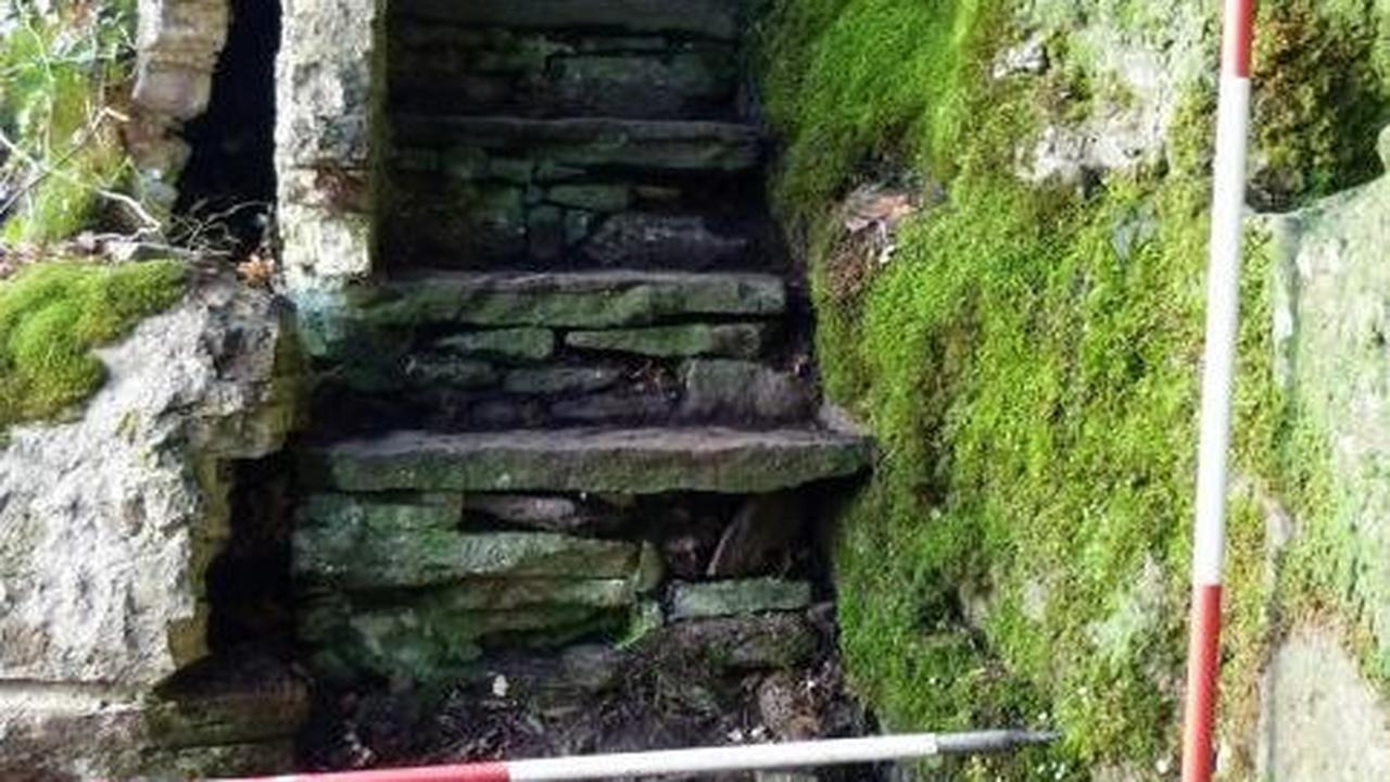 Robert membangun kembali seluruh perkebunan dengan mempekerjakan arsitek terkenal Robert Adam untuk mendesain Kastil Airthrey yang baru.