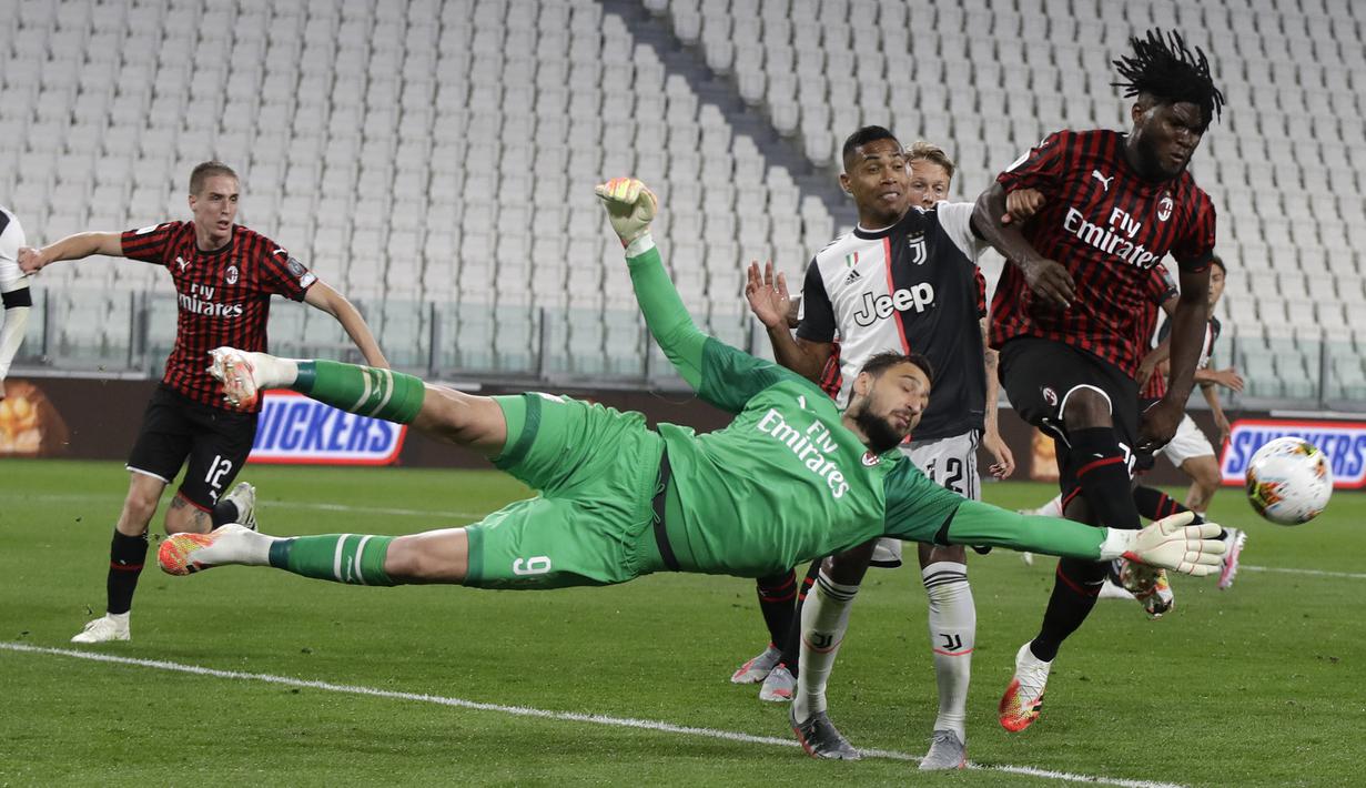 Di awal musim 2021/2022 Gianluigi Donnarumma meninggalkan AC Milan menuju Paris Saint-Germain. Bersama AC Milan ia total tampil dalam 251 laga dengan mencatat 88 kali clean sheet dan kebobolan 265 gol sejak debutnya pada 2015 saat berusia 16 tahun. (AP/Luca Bruno)