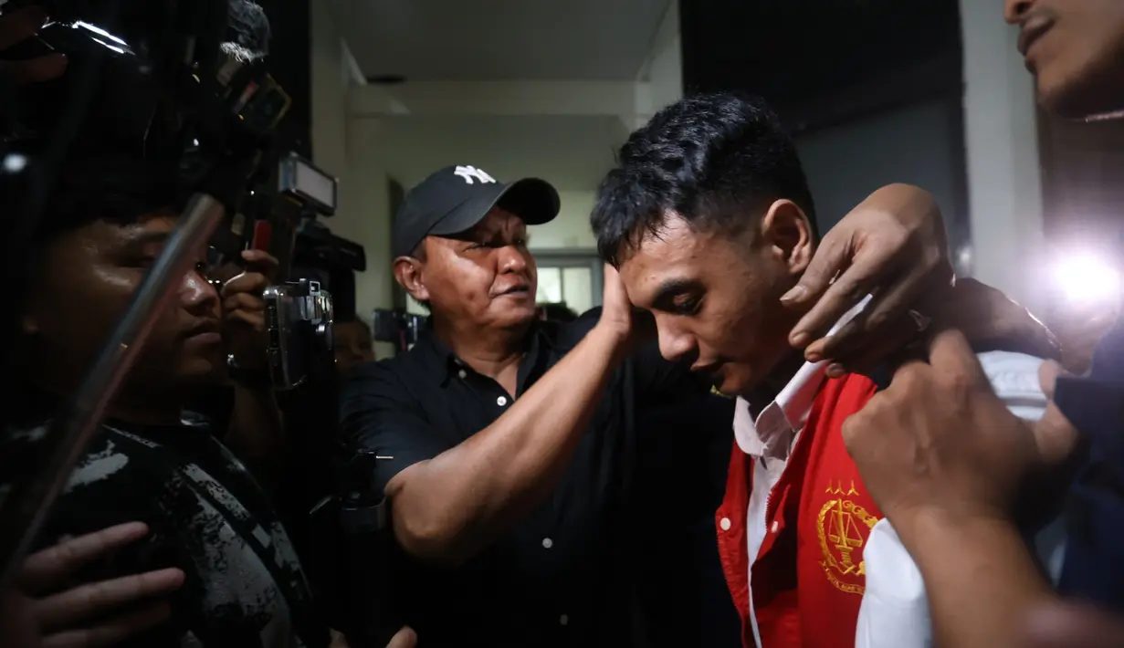 Vadel Badjideh usai mengikuti sidang pembacaan putusan terkait kasus pelecehan seksual dan aborsi terhadap anak artis Nikita Mirzani, Laura Meizani alias Lolly, di Pengadilan Negeri Jakarta Selatan, Rabu (1/10/2025). (Kapanlagi.com/Budy Santoso)