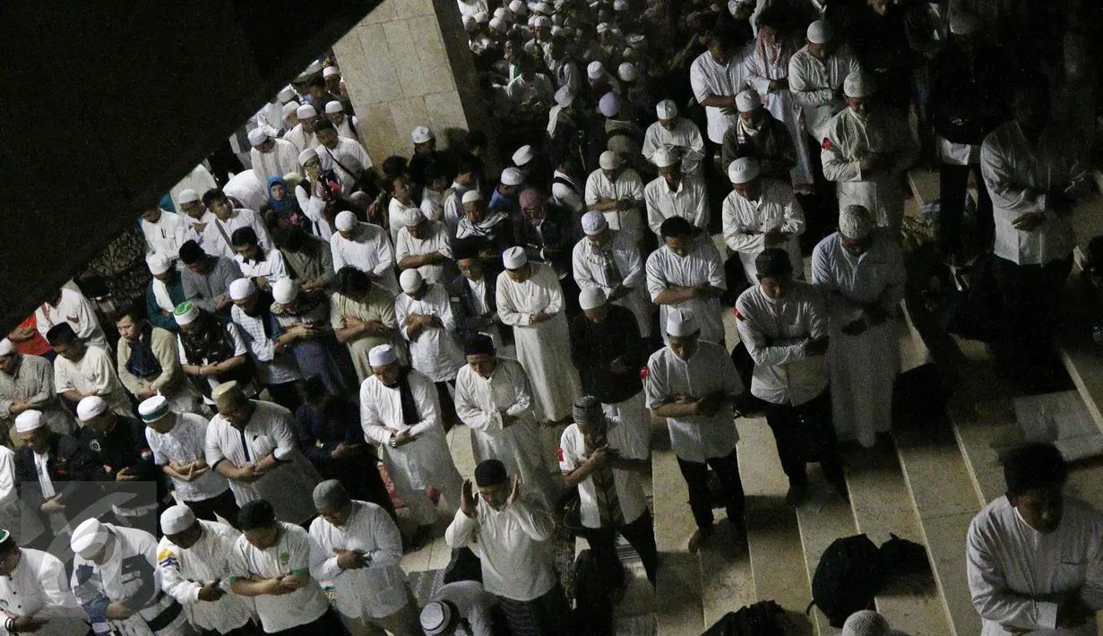 Peserta aksi 112 menjalankan salat subuh di Masjid Istiqlal, Jakarta, Sabtu (11/2). Mereka telah tiba di masjid sejak malam hari. (Liputan6.com/Herman Zakharia)